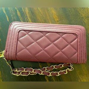 Small clutch, lightly used and in great condition!